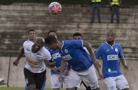 Vagner Love atuando contra o So Bento, no estdio Walter Ribeiro, em Sorocaba