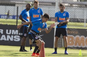 Araos  observado por companheiros no treino de hoje no CT