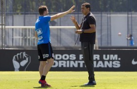 Boselli e Carille conversam durante treino no CT Joaquim Grava