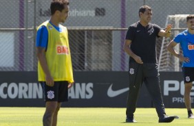Carille passa instruções aos jogadores durante o treino no CT Joaquim Grava