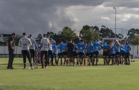 Elenco corinthano reunido para primeiro treino preparatrio para jogo contra o Santos