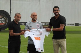 Emerson Sheik e Vilson apresentam o meia Rgis no CT Joaquim Grava