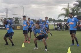 Jogadores fazem treino nesta tera-feira no CT; preparao  para enfrentar o Santos