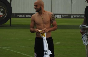 Meia Rgis durante apresentao oficial ao Corinthians