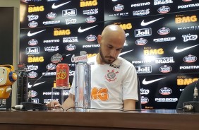 Meia Rgis  oficialmente apresentado ao Corinthians