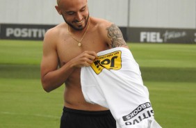 Meia Rgis j veste a camisa do Corinthians durante apresentao oficial