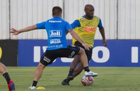 No CT do Corinthians, Vagner Love se prepara para jogo contra o Santos