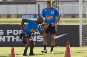 Os veteranos Vagner Love e Henrique no treino desta tera-feira de Carnaval no CT