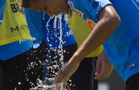 Pedrinho se refresca no treino de hoje no CT Joaquim Grava