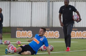 Ramiro segue treinando sob os olhares do auxiliar Fabinho