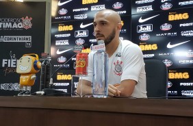 Rgis concede entrevista  imprensa durante sua aprensentao ao Corinthians