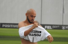 Rgis veste camisa do Corinthians durante sua apresentao ao clube