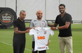 Sheik e Vilson do ao meia Rgis o manto corinthiano durante apresentao do meia ao Corinthians