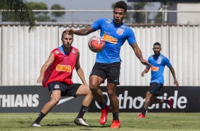 Volante Júnior Urso e zagueiro Henrique treinam no CT Joaquim Grava