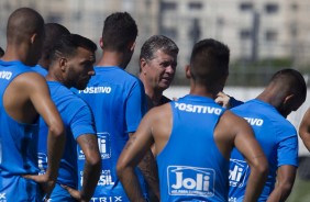 Walmir Cruz discursa para jogadores durante treino no CT Joaquim Grava