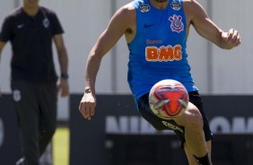 Zagueiro Henrique treina no CT para jogo contra o Santos, no domingo que vem
