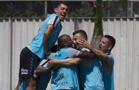 Avelar e companheiros comemorando muito no treino desta sexta-feira, no CT Joaquim Grava