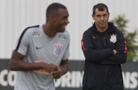 Carille observa Marllon todo sorridente no treino de hoje, no CT Joaquim Grava