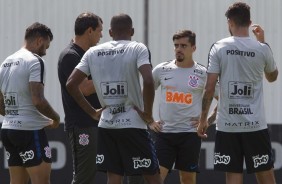 Carille passa orientaes aos jogadores no treino desta sexta, no CT Joaquim Grava