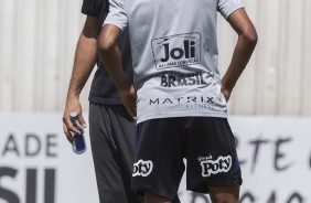 Fábio Carille e Pedrinho conversam no treino desta sexta-feira, no CT Joaquim Grava