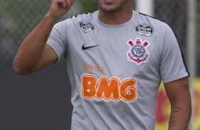 Jadson no treino de hoje no CT Joaquim Grava; Timão treina para duelo contra o Santos