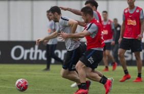 Jogadores treinam nesta quinta-feira para duelo contra o Santos