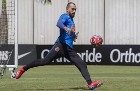 Goleiro Walter treina no CT Joaquim Grava para jogo contra o Santos, no domingo