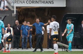 Carille passa instrues aos jogadores durante clssico contra o Santos