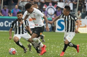 Volante Jnior Urso atuou ao lado de Ralf no meio campo do Corinthians durante jogo contra o Santos