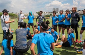 Jogadoras do time de futebol feminino do Corinthians reunidas em jogo-treino