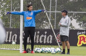 Cássio e Anselmo Sbragia no treinamento desta segunda-feira no CT