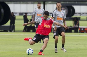 Sergio Díaz e Thiaguinho no CT Joaquim Grava durante treino desta segunda-feira