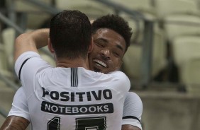 Boselli e Júnior Urso comemorando o gol do volante contra o Ceará, pela Copa do Brasil