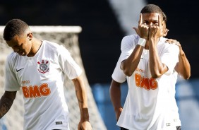 Rafael Bilu e Vitinho durante jogo contra o River-PI, pela Copa do Brasil
