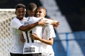 Vitinho comemora com companheiros seu gol contra o River-PI, pela Copa do Brasil Sub-20