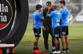Carille conversa com elenco no treino deste sábado no CT Joaquim Grava