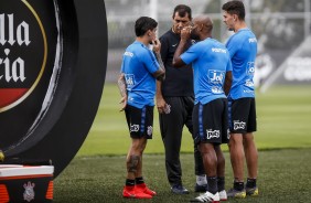 Carille conversa com elenco no treino deste sbado no CT Joaquim Grava