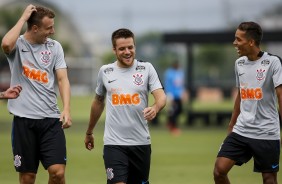 Carlos Augusto, Ramiro e Pedrinho sorridentes no treino de hoje no CT Joaquim Grava