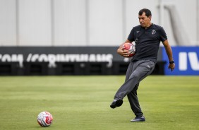 Fábio Carille comandou o treino deste sábado no CT Joaquim Grava