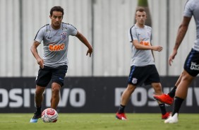 Jadson no treino desta sexta-feira no CT; Corinthians encara o Oeste