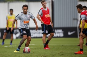 Meia Jadson durante o treino desta sexta-feira no CT Joaquim Grava