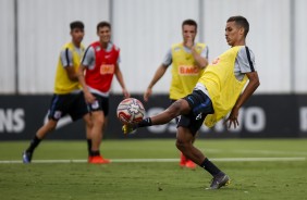 Pedrinho no treino de hoje no CT Joaquim Grava; Timão se prepara para duelo contra o Oeste
