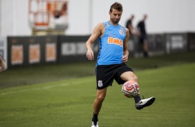 Zagueiro Henrique no treino deste sábado no CT Joaquim Grava