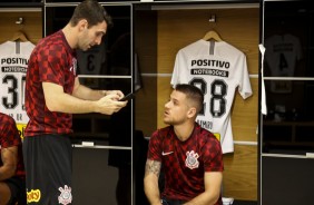 Boselli e Ramiro conversando no vestirio da Arena Corinthians antes do jogo contra o Oeste