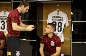 Boselli e Ramiro conversando no vestiário da Arena Corinthians antes do jogo contra o Oeste