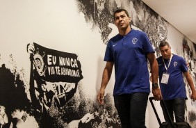 Carille já chega aos vestiários da Arena Corinthians para jogo contra o Oeste