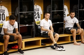 Júnior Urso, Ramiro e André Luís no vestiário da Arena Corinthians antes do jogo contra o Oeste