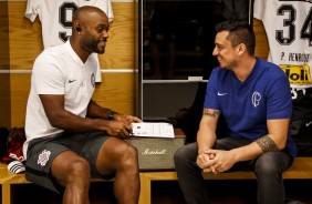 Love e André Dias Supervisor de Futebol no vestiário da Arena Corinthians