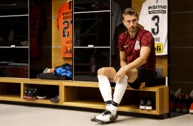 Zagueiro Henrique no vestirio da Arena Corinthians antes do jogo contra o Oeste