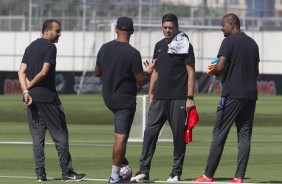 Comissão técnica corinthiana no treino desta segunda-feira no CT Joaquim Grava